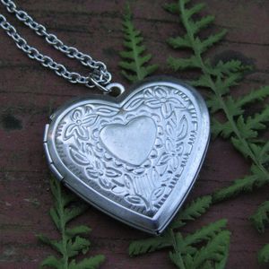 Classic Stainless steel heart shaped photo locket necklace